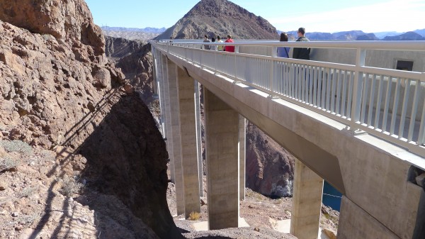 Dette er både gangbru og motorvei over Hoover dam